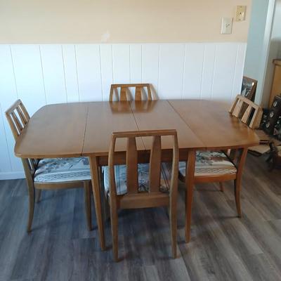 Drexel Eastrend drop leaf table with 2 leaves and 4 matching Drexel chairs