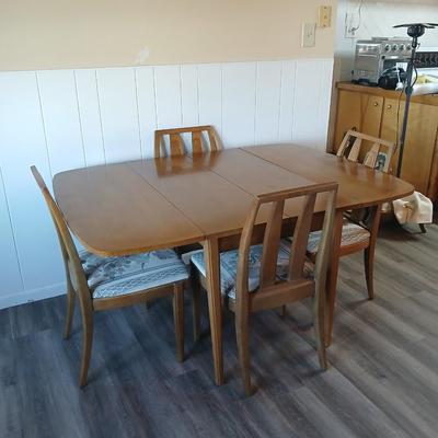 Drexel Eastrend drop leaf table with 2 leaves and 4 matching Drexel chairs