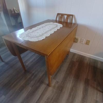 Drexel Eastrend drop leaf table with 2 leaves and 4 matching Drexel chairs