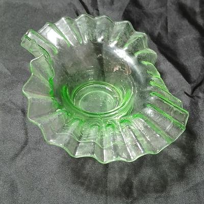 Uranium Green Vaseline Berry Bowl Pulpit Style Ruffled Edge Bowl