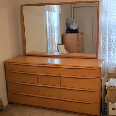 Beautiful vintage Heywood-Wakefield mid-century modern nine-drawer dresser and mirror