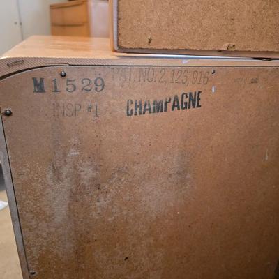 Beautiful vintage Heywood-Wakefield mid-century modern nine-drawer dresser and mirror