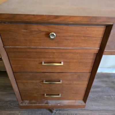 Singer 401A sewing machine, a vintage model known for its durability and functionality with sewing cabinet and some accessories