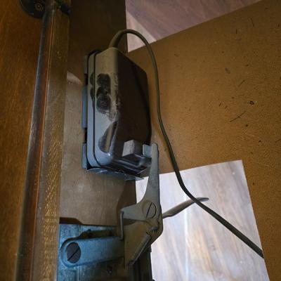 Singer 401A sewing machine, a vintage model known for its durability and functionality with sewing cabinet and some accessories