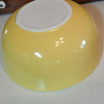 Vintage Pyrex 3 piece Mixing Bowl Set Nos. 401, 402, 404 Yellow, Green, Blue