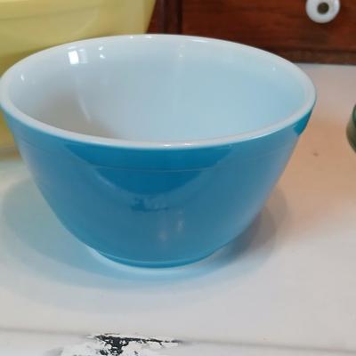 Vintage Pyrex 3 piece Mixing Bowl Set Nos. 401, 402, 404 Yellow, Green, Blue