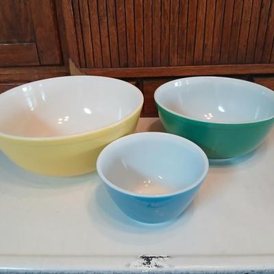 Vintage Pyrex 3 piece Mixing Bowl Set Nos. 401, 402, 404 Yellow, Green, Blue