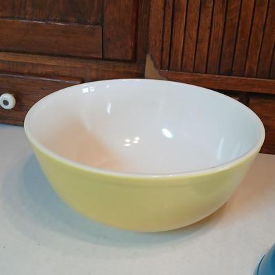 Vintage Pyrex 3 piece Mixing Bowl Set Nos. 401, 402, 404 Yellow, Green, Blue