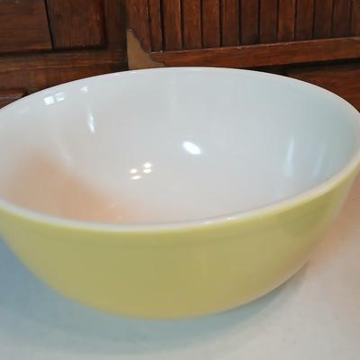 Vintage Pyrex 3 piece Mixing Bowl Set Nos. 401, 402, 404 Yellow, Green, Blue