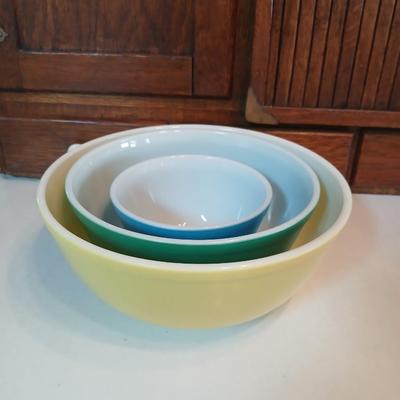 Vintage Pyrex 3 piece Mixing Bowl Set Nos. 401, 402, 404 Yellow, Green, Blue