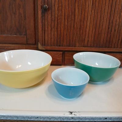 Vintage Pyrex 3 piece Mixing Bowl Set Nos. 401, 402, 404 Yellow, Green, Blue