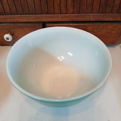 Vintage Pyrex 3 piece Mixing Bowl Set Nos. 401, 402, 404 Yellow, Green, Blue