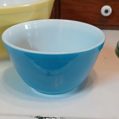 Vintage Pyrex 3 piece Mixing Bowl Set Nos. 401, 402, 404 Yellow, Green, Blue