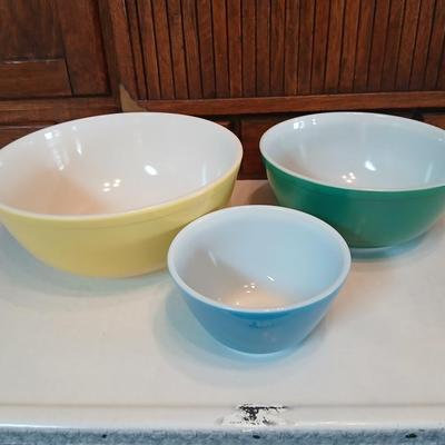 Vintage Pyrex 3 piece Mixing Bowl Set Nos. 401, 402, 404 Yellow, Green, Blue