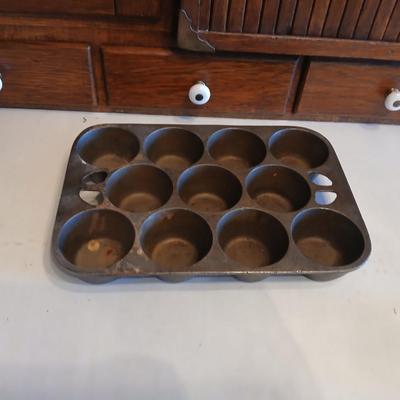 Antique Cast Iron Cupcake Muffin Popover Pan Cooking 11 Seasoned