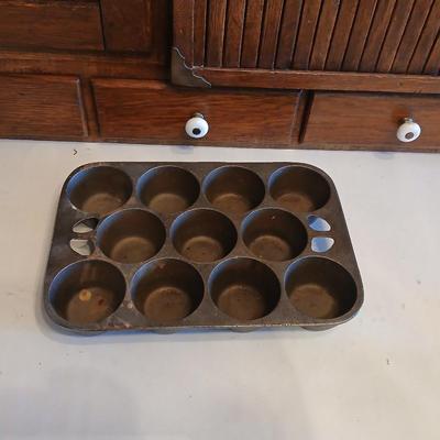 Antique Cast Iron Cupcake Muffin Popover Pan Cooking 11 Seasoned