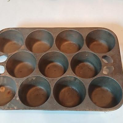 Antique Cast Iron Cupcake Muffin Popover Pan Cooking 11 Seasoned