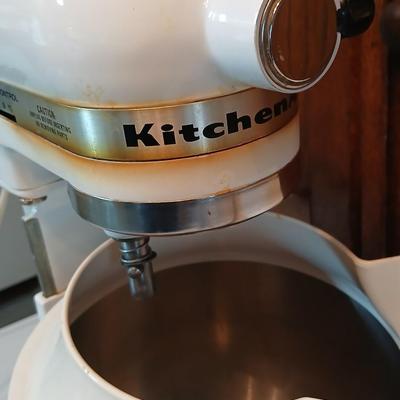 Vintage Hobart KitchenAid bowl-lift stand mixer Model K5SS with three attachments, bowl, and splatter / easy pour topper