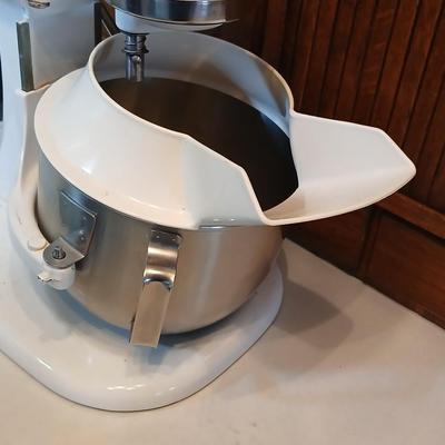 Vintage Hobart KitchenAid bowl-lift stand mixer Model K5SS with three attachments, bowl, and splatter / easy pour topper