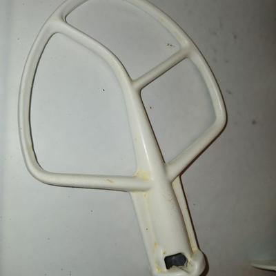 Vintage Hobart KitchenAid bowl-lift stand mixer Model K5SS with three attachments, bowl, and splatter / easy pour topper