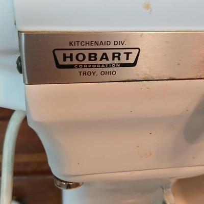 Vintage Hobart KitchenAid bowl-lift stand mixer Model K5SS with three attachments, bowl, and splatter / easy pour topper