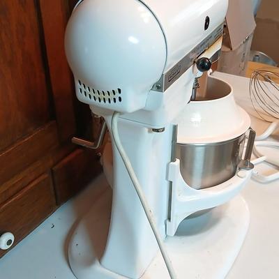 Vintage Hobart KitchenAid bowl-lift stand mixer Model K5SS with three attachments, bowl, and splatter / easy pour topper
