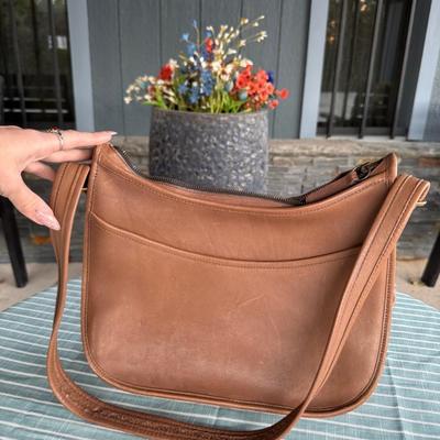 Sale Photo Thumbnail #42: Light Fixtures, Home Decor, Furniture, Purses, Ornaments & more! Pricing is decided by the Auctioneer during the Auction on FB Live @ 7pm - 11/15/25