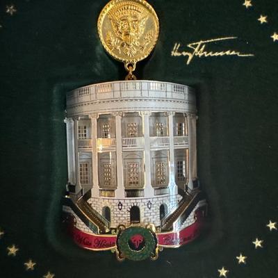 Sale Photo Thumbnail #7: Light Fixtures, Home Decor, Furniture, Purses, Ornaments & more! Pricing is decided by the Auctioneer during the Auction on FB Live @ 7pm - 11/15/25