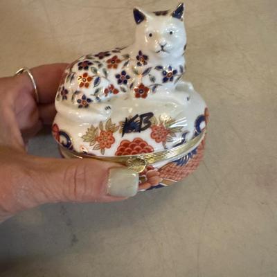 Sale Photo Thumbnail #31: Light Fixtures, Home Decor, Furniture, Purses, Ornaments & more! Pricing is decided by the Auctioneer during the Auction on FB Live @ 7pm - 11/15/25