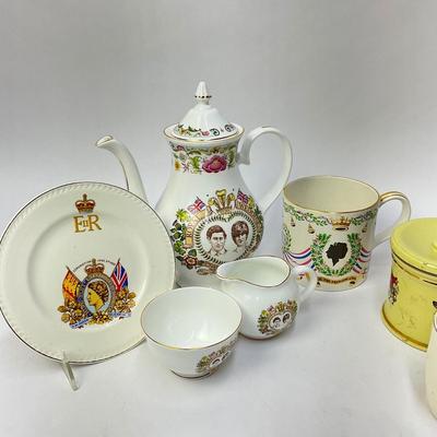 257 Box Of British Historical China, Glass, Porcelain Memorabilia From Princess Diana And Charles Wedding Event