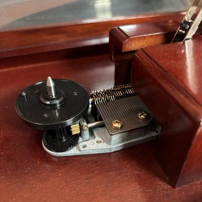 LOT 92: Crosley Music-Wurks The Saxony Metal Disc Music Box