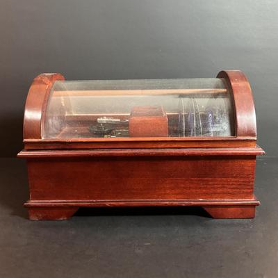 LOT 92: Crosley Music-Wurks The Saxony Metal Disc Music Box