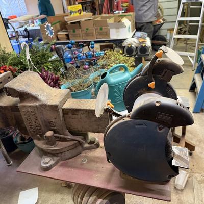 LOT 113 - 8" Bench Grinder w/ Vice - Very Heavy w/ Steel Base