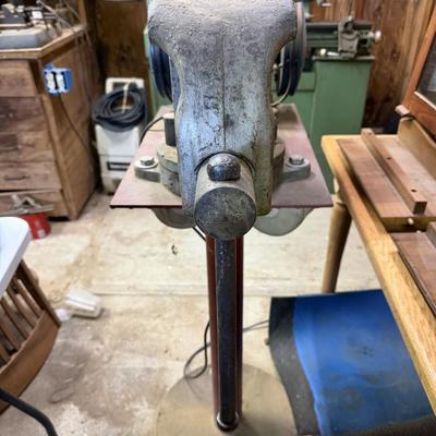 LOT 113 - 8" Bench Grinder w/ Vice - Very Heavy w/ Steel Base