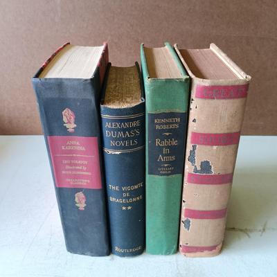 LOT 128: Shakespeare's Works Late 1800s by Crowell & Co with a Selection of Vintage and Antique Novels