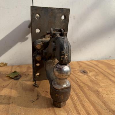 LOT:: 129 - Chain Hoist & Bolt on Trailer Hitches JLP - garage