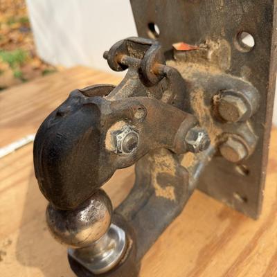 LOT:: 129 - Chain Hoist & Bolt on Trailer Hitches JLP - garage