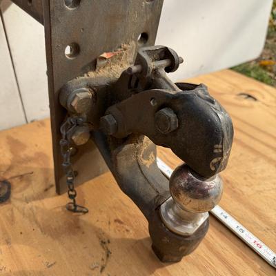 LOT:: 129 - Chain Hoist & Bolt on Trailer Hitches JLP - garage