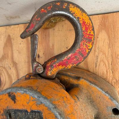 LOT:: 129 - Chain Hoist & Bolt on Trailer Hitches JLP - garage