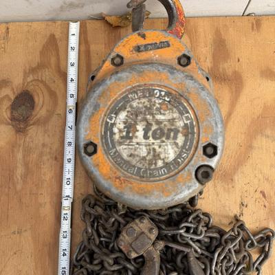 LOT:: 129 - Chain Hoist & Bolt on Trailer Hitches JLP - garage