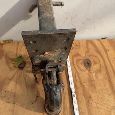 LOT:: 129 - Chain Hoist & Bolt on Trailer Hitches JLP - garage