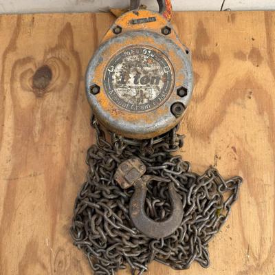 LOT:: 129 - Chain Hoist & Bolt on Trailer Hitches JLP - garage