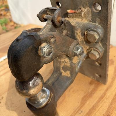 LOT:: 129 - Chain Hoist & Bolt on Trailer Hitches JLP - garage