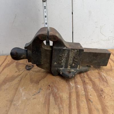 LOT 141 - Bench Vice Lot (4)