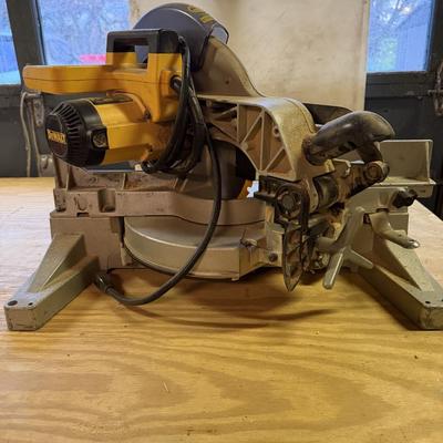 LOT 148 - DeWalt Compound Miter Saw