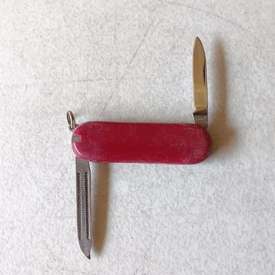 LOT 183: First Aid Book 1973, Vintage 4-H Pennant, The Red Badge of Courage 1962 & More