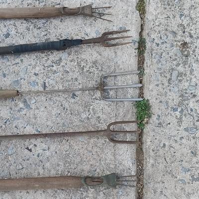 LOT 187: Set of (5) Vintage Fishing Gigs / Spears