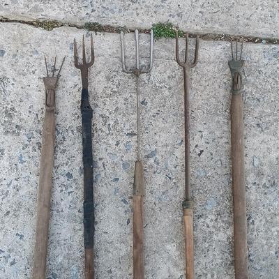 LOT 187: Set of (5) Vintage Fishing Gigs / Spears