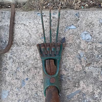 LOT 187: Set of (5) Vintage Fishing Gigs / Spears