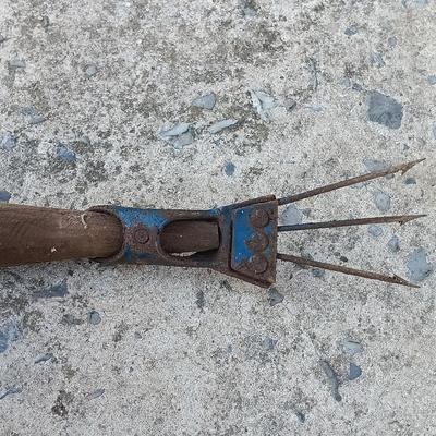 LOT 187: Set of (5) Vintage Fishing Gigs / Spears